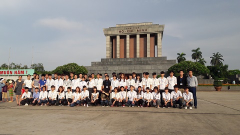 Nhà trường tổ chức cho lưu học sinh Lào, Cam-pu-chia, Thái Lan K6 và học sinh hệ TC K37 đi tham quan học tập thực tế tại di tích lăng Chủ tịch Hồ Chí Minh